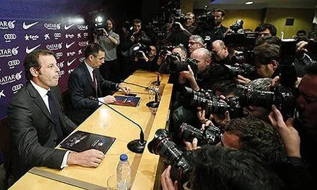 Cựu chủ tịch Sandro Rosell hôm công bố từ chức Cựu chủ tịch Sandro Rosell hôm công bố từ chức