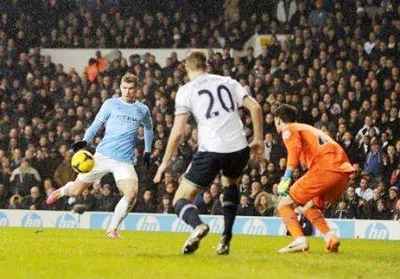 Tiền đạo Edin Dzeko (trái) tung cú sút ghi bàn thắng nâng tỷ số lên 3 - 0 cho Man.City