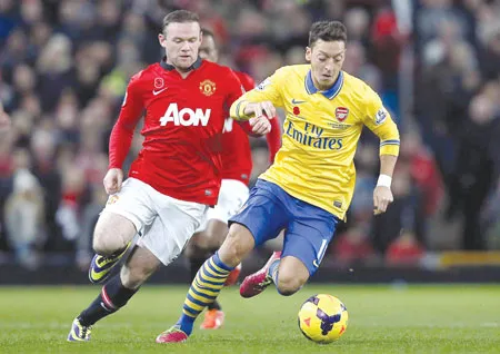 Wayne Rooney (trái) và Man.United khó lòng đuổi kịp Arsenal của Mesut Oezil. Wayne Rooney (trái) và Man.United khó lòng đuổi kịp Arsenal của Mesut Oezil.