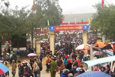 Pilgrims flock to Huong Tich Pagoda Pilgrims flock to Huong Tich Pagoda