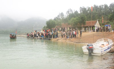 Visitors enjoy boat trip in Huong Tich Pagoda Visitors enjoy boat trip in Huong Tich Pagoda