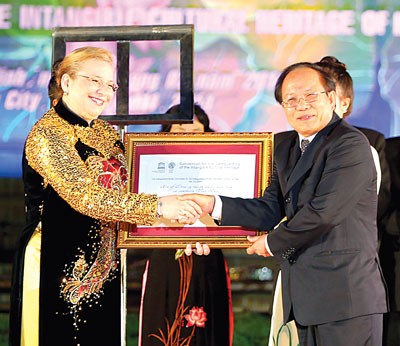 Ms. Katherine Muller-Marin, UNESCO Representative in Vietnam, hands the certificate to representative of the Minister of Culture, Sports and Tourism. Ms. Katherine Muller-Marin, UNESCO Representative in Vietnam, hands the certificate to representative of the Minister of Culture, Sports and Tourism.