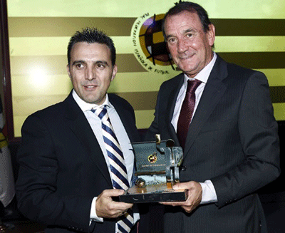 Ambitious: Bruno Formoso (left) receives the Ramon Cobo, an honour awarded to the best coach by the Royal Spanish Football Federation's Coaches Committee in the 2011-12 season. The Spanish coach hopes to push Viet Nam into Asia's top four in the next three years. (Photo VNA)