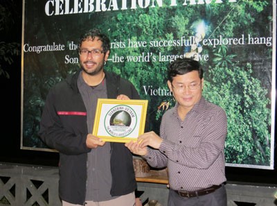 Deputy Chairman of Quang Binh Province People's CommitteeTran Tien Dung offeres certificate to Crown Prince of Abu Dhabi, Sheikh Khalifa bin Zayed bin Sultan Al Nahyan after he successfully conquered an exploration tour of the Son Doong Cave.