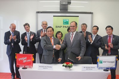 BNP Paridas and VietJet Air representatives shake hands finalizing agreement (Photo: Courtesy of Vietjet Air)