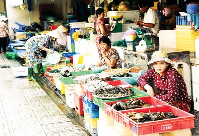 Food divisions at several markets are in unsold condition despite of abundant supply (Photo: SGGP) Food divisions at several markets are in unsold condition despite of abundant supply (Photo: SGGP)