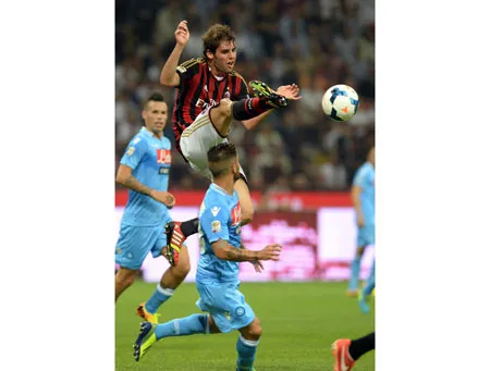 Andrea Poli (Milan) tâng bóng trước khung thành Napoli. Andrea Poli (Milan) tâng bóng trước khung thành Napoli.