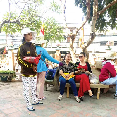 Cò mồi mời xem bói toán. Cò mồi mời xem bói toán.