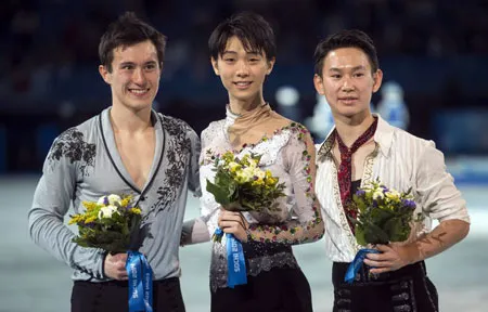 Yuzuru Hanyu (giữa) trên bục nhận HCV.