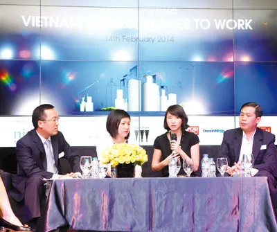 Bà Nguyễn Tâm Trang chia sẻ kinh nghiệm phát triển của công ty. Bà Nguyễn Tâm Trang chia sẻ kinh nghiệm phát triển của công ty.