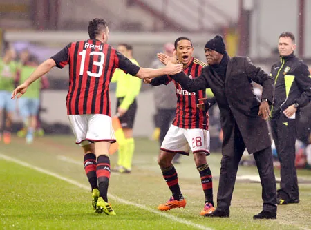 HLV Clarence Seedorf (phải) động viên tinh thần cầu thủ Milan.