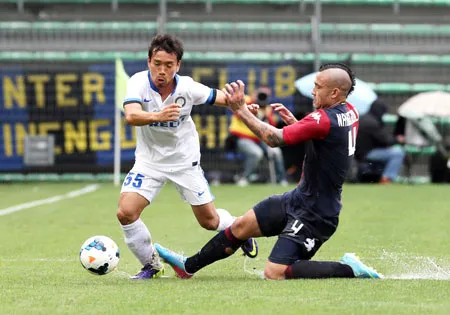 Yuto Nagatomo (trái, Inter Milan) đi bóng qua Radja Nainggolan Cagliari).
