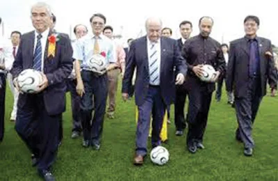 Chủ tịch FIFA Sepp Blater trong ngày khánh thành Trung tâm đào tạo bóng đá trẻ tại Mỹ Đình năm 2008.