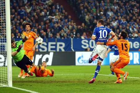 Thủ thành Iker Casillas (trái, Real Madrid) chặn đứng pha dứt điểm của Draxler (Schalke).