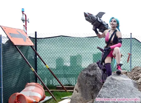 Jinx phiên bản người thật với món vũ khí ấn tượng.