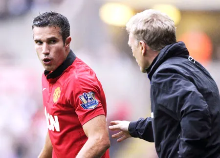 Robin van Persie (trái) vẫn bày tỏ ủng hộ với HLV David Moyes.