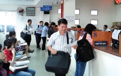 Người dân đến đăng ký nộp thuế tại Cục Thuế TPHCM. Người dân đến đăng ký nộp thuế tại Cục Thuế TPHCM.
