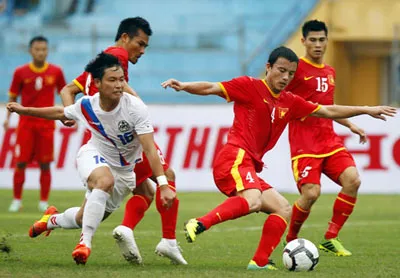 Tiền đạo của Sinh viên Hàn Quốc (áo trắng) nỗ lực đột phá trước hàng phòng ngự tuyển Việt Nam. Ảnh: VFF