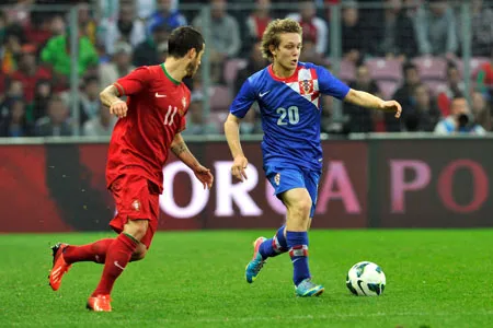 Alen Halilovic (phải) trong màu áo tuyển Croatia.