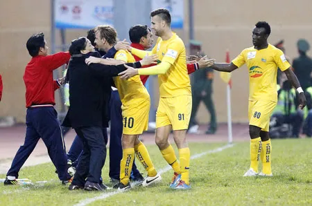 BHL cùng các cầu thủ Thanh Hóa vui mừng sau chuỗi trận bất bại và tạm dẫn đầu với 19 điểm (6 thắng, 1 hòa). Ảnh: Minh Hoàng