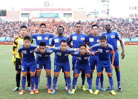 Đội hình Than Quảng Ninh ra quân tại sân Chi Lăng và hòa Á quân SHB Đà Nẵng 2-2. Ảnh: Phi Hải