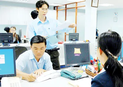 Ngân hàng cần xem xét giảm lãi suất cho vay hơn nữa để các doanh nghiệp sớm triển khai mở rộng sản xuất - kinh doanh. Ảnh: CAO THĂNG Ngân hàng cần xem xét giảm lãi suất cho vay hơn nữa để các doanh nghiệp sớm triển khai mở rộng sản xuất - kinh doanh. Ảnh: CAO THĂNG