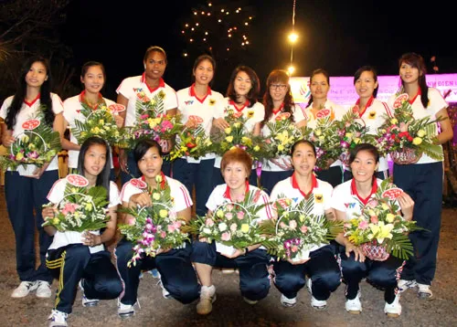 Các bóng hồng của đội chủ giải VTV Bình Điền Long An xúc động khi nhận giỏ hoa từ BTC đêm hội. Ảnh: Dũng Phương
