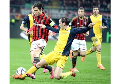 Kaka (trái, AC Milan ) vượt qua Diego Godin (Atletico Madrid).
