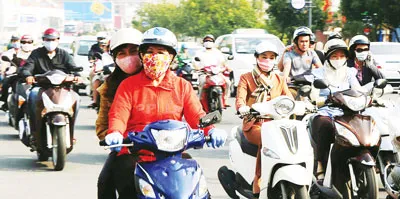 Người dân TPHCM đeo khẩu trang tránh bụi, khói xe. Ảnh: PHẠM CAO MINH Người dân TPHCM đeo khẩu trang tránh bụi, khói xe. Ảnh: PHẠM CAO MINH