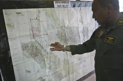 Một tư lệnh của Indonesia đang nghiên cứu đường bay của chuyến bay MH 370 trong khu vực Malacca Một tư lệnh của Indonesia đang nghiên cứu đường bay của chuyến bay MH 370 trong khu vực Malacca