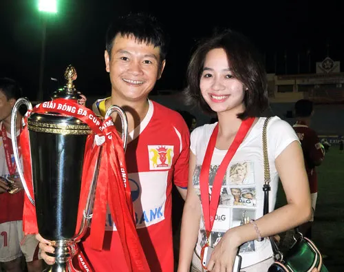 Văn Quyến chia sẻ niềm vui vô địch Cúp Quốc gia cùng Thúy Hằng. Ảnh: Q.Thắng