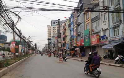 30 cột điện giữa đường