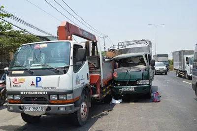 TPHCM: Xe tải đâm xe cẩu, một cháu bé đứt lìa bàn chân