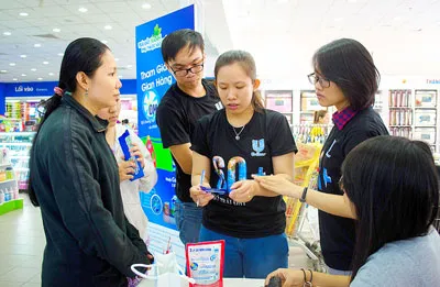 Người dân đem rác vô cơ đến đổi quà tại hệ thống siêu thị Co.opMart. Người dân đem rác vô cơ đến đổi quà tại hệ thống siêu thị Co.opMart.