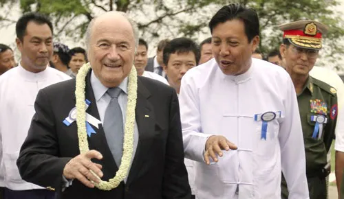 Chủ tịch trẻ Zaw Zaw (phải) trong lần tiếp đón Chủ tịch FIFA Sepp Blatter đến thăm Myanmar.