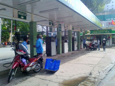 Diesel prices to fall, petrol stays unchanged (Photo: Cat Tuong) Diesel prices to fall, petrol stays unchanged (Photo: Cat Tuong)