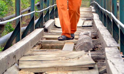 A suspension bridge in Dong Giang District in Quang Nam Province in poor repair (Photo: SGGP) A suspension bridge in Dong Giang District in Quang Nam Province in poor repair (Photo: SGGP)