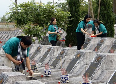 City leaders burn incenses at Vi Xuyen martyr cemetery (Photo:SGGP) City leaders burn incenses at Vi Xuyen martyr cemetery (Photo:SGGP)