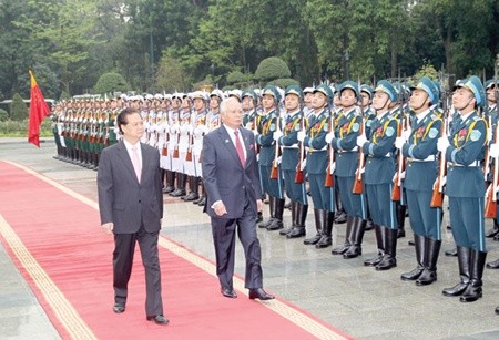 Prime Minister Nguyen Tan Dung (left) reviews a guard of honour with Malaysian Prime Minister Najib Tun Razak at the Presidential Palace yesterday in Ha Noi. — VNA/VNS Photo Duc Tam Prime Minister Nguyen Tan Dung (left) reviews a guard of honour with Malaysian Prime Minister Najib Tun Razak at the Presidential Palace yesterday in Ha Noi. — VNA/VNS Photo Duc Tam