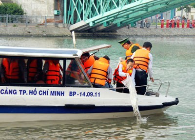 Officials from all agencies release fish into Tau Hu-Ben Nghe canal (Photo: SGGP) Officials from all agencies release fish into Tau Hu-Ben Nghe canal (Photo: SGGP)