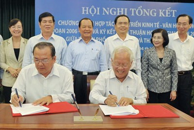 Chairman of HCMC People’s Committee Le Hoang Quan (R) and chairman of Can Tho People’s Committee Le Hung Dung sign a socioeconomic development agreement in 2014-2020 (Photo: SGGP) Chairman of HCMC People’s Committee Le Hoang Quan (R) and chairman of Can Tho People’s Committee Le Hung Dung sign a socioeconomic development agreement in 2014-2020 (Photo: SGGP)