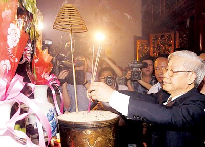 General Secretary burnt incense at Hung Temple historical relic in Phu Tho. (Photo:SGGP) General Secretary burnt incense at Hung Temple historical relic in Phu Tho. (Photo:SGGP)