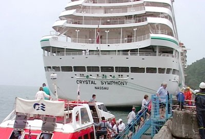 Foreign tourists of Diamond Princess Ship attended in Chan May Port (Photo:SGGP) Foreign tourists of Diamond Princess Ship attended in Chan May Port (Photo:SGGP)