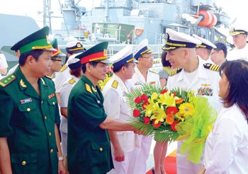Vietnamese naval forces receive the US' counterpart at Tien Sa Port. (Photo: SGGP) Vietnamese naval forces receive the US' counterpart at Tien Sa Port. (Photo: SGGP)