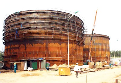 Gasoline with ethanol container at Dung Quat Bio-Ethanol Plant in Quang Ngai Province (Photo: SGGP) Gasoline with ethanol container at Dung Quat Bio-Ethanol Plant in Quang Ngai Province (Photo: SGGP)