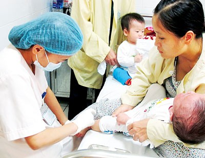 A medical worker is examining a baby with measles in the National Children Hospital in Hanoi (Photo: SGGP) A medical worker is examining a baby with measles in the National Children Hospital in Hanoi (Photo: SGGP)