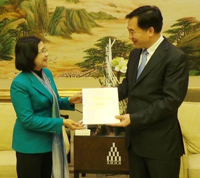 Deputy Secretary of the HCMC Party Committee Nguyen Thi Thu Ha (L) and Vice Secretary of the Shanghai Party Committee Li Xi in a meeting. (Photo: Sggp) Deputy Secretary of the HCMC Party Committee Nguyen Thi Thu Ha (L) and Vice Secretary of the Shanghai Party Committee Li Xi in a meeting. (Photo: Sggp)