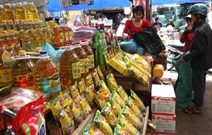 Customers purchase goods from shops in My Tho market in Nam Dinh province (Photo: VNA) Customers purchase goods from shops in My Tho market in Nam Dinh province (Photo: VNA)