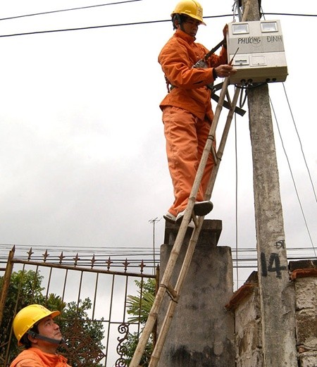 EVN Ha Noi workers check electricity meters in Ba Vi Town. — VNA/VNS Photo Ngoc Ha EVN Ha Noi workers check electricity meters in Ba Vi Town. — VNA/VNS Photo Ngoc Ha