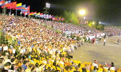 Festival Hue 2014 attracts crowded visitors (Photo: SGGP) Festival Hue 2014 attracts crowded visitors (Photo: SGGP)